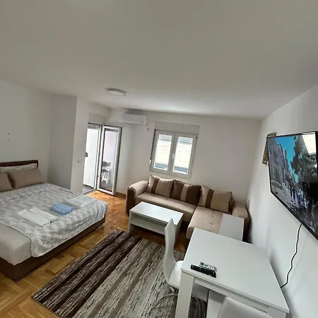 8 & Free Parking Apartment