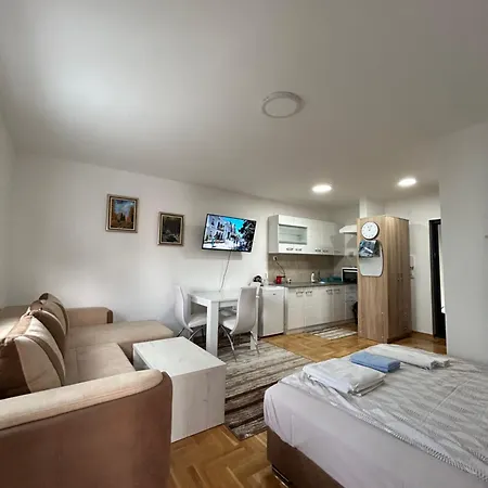 Apartment 8 & Free Parking *