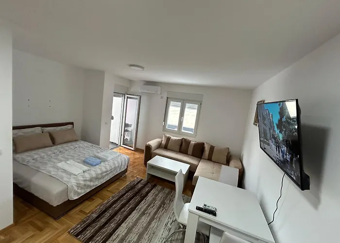 8 & Free Parking Apartment