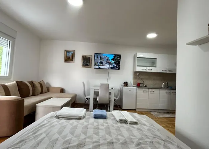 8 & Free Parking Врнячка-Баня