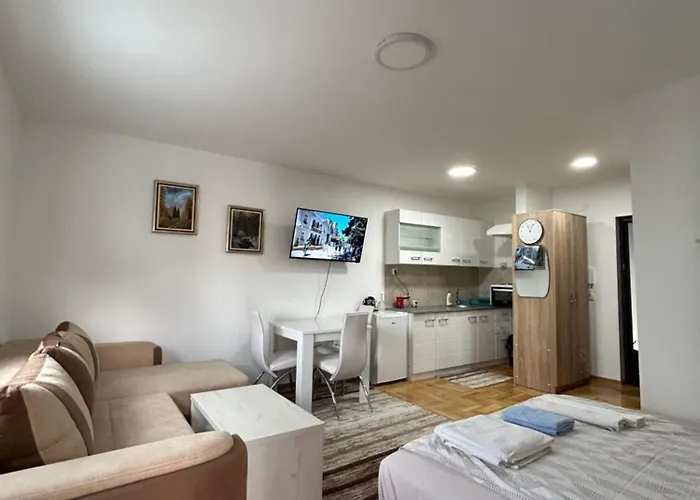 Apartment 8 & Free Parking *